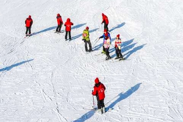 团建好去处，石京龙滑雪场皑皑白雪任飞扬……