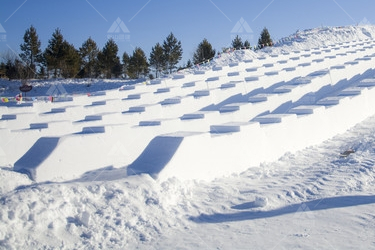 雪舞飞扬 滑雪道谱写团队友谊之路！