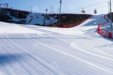 人工滑雪场现已成为冬季团建打卡新地标