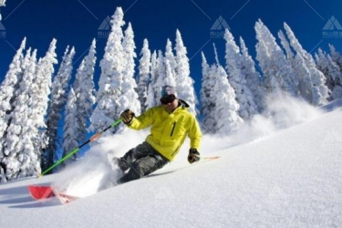 如何安排冬季滑雪团建策划方案？