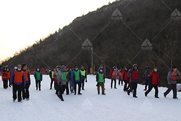 130人團建安排滑雪項目合適嗎？