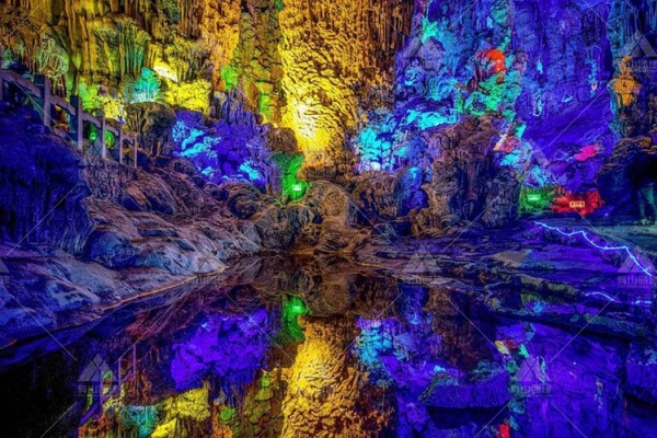 洞穴探险团建：感受大自然的鬼斧神工——彩虹洞