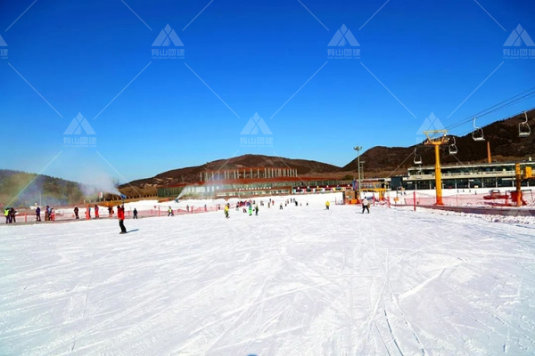 北京渔阳国际滑雪场全国首家封闭式单板公园