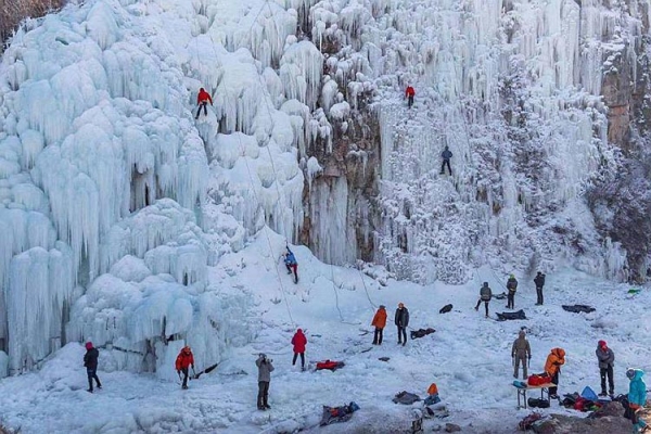 想要成为冬天最酷的仔，怎么可以没有玩过攀冰？