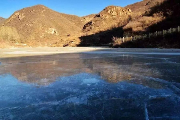 冬日团建：在千里冰封的龙潭水库上徒步欣赏冰瀑和冰泡奇观