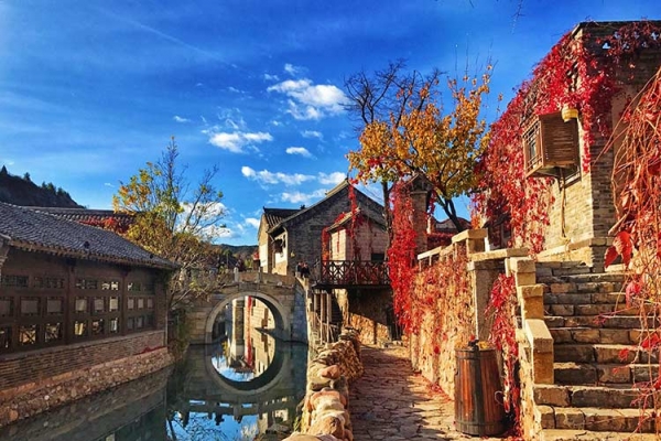 古北水镇是京郊罕见的山、水、城结合的自然古村落