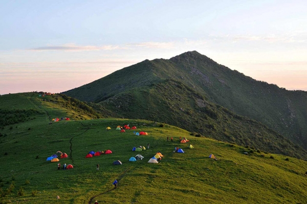 露营团建：海坨山谷“鞍部”可扎数百顶帐篷,是避暑纳凉数星星的绝佳地点