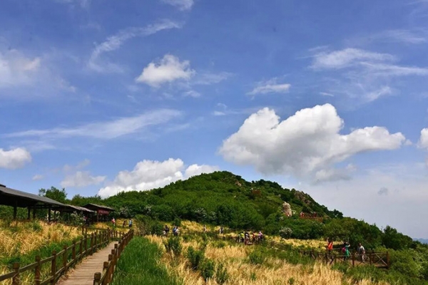 野三坡为中国北方极为罕见的融雄山碧水、奇峡怪泉、文物古迹、名树古禅于一身的风景名胜区
