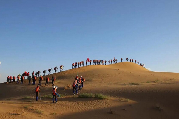 组织徒步露营库布齐沙漠团建时需要注意哪些事项呢？