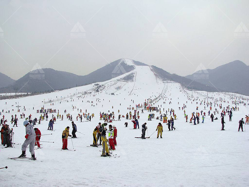 滑雪一日游 这个团建活动太受欢迎了……_3