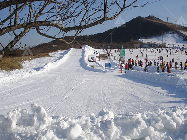 只滑雪太单调，滑雪+温泉才是冬季团建正确的打开方式！_1