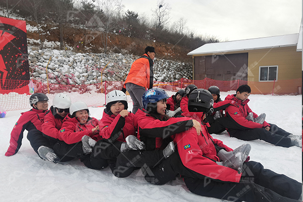 一场有趣的滑雪团建，一个唯美暖心的团队……_1