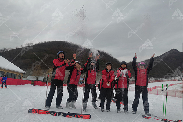 一场有趣的滑雪团建，一个唯美暖心的团队……_2