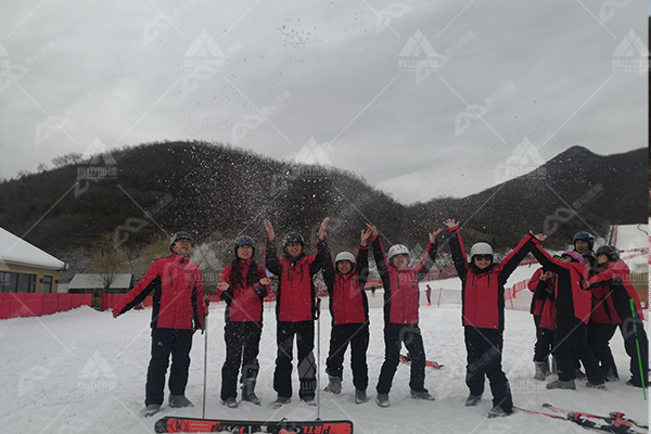 一场有趣的滑雪团建，一个唯美暖心的团队……_3