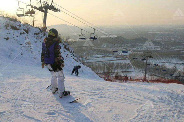 滑雪攻略：莲花山滑雪场一家京郊最近的滑雪场_5