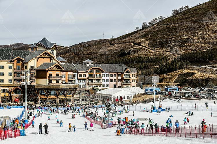 北美风情的四季全运营的滑雪度假小镇——太舞滑雪小镇_1