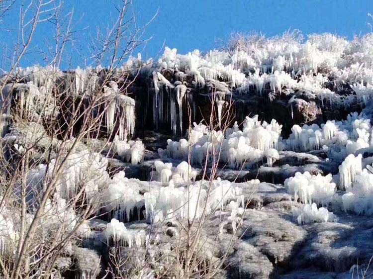 云瀑沟团建：连绵的白色冰雪瀑布悬挂山间，让人进入璀璨晶莹的冰雪世界_1