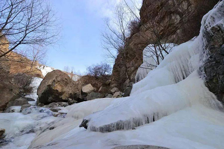 冬日团建：在千里冰封的龙潭水库上徒步欣赏冰瀑和冰泡奇观_1