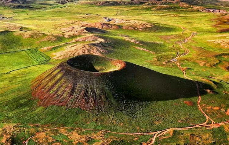 2日团建：一座座完美的火山锥耸立在碧绿的草原之上——乌兰哈达火山群_1