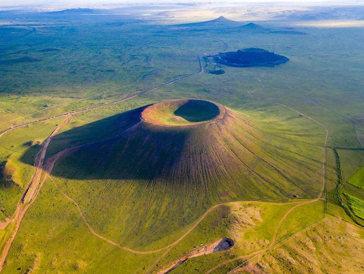 2日团建：一座座完美的火山锥耸立在碧绿的草原之上——乌兰哈达火山群_2