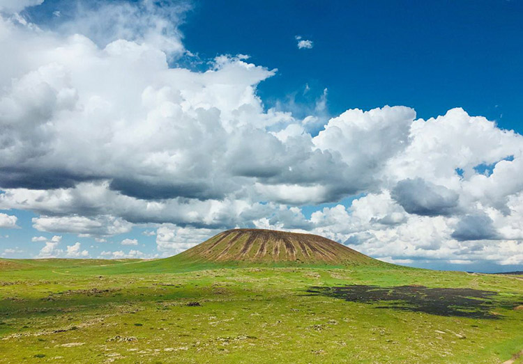 2日团建：一座座完美的火山锥耸立在碧绿的草原之上——乌兰哈达火山群_3