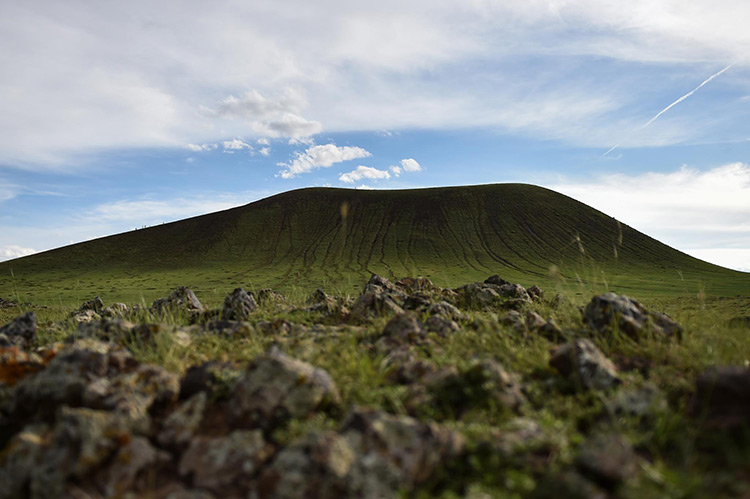 2日团建：一座座完美的火山锥耸立在碧绿的草原之上——乌兰哈达火山群_5