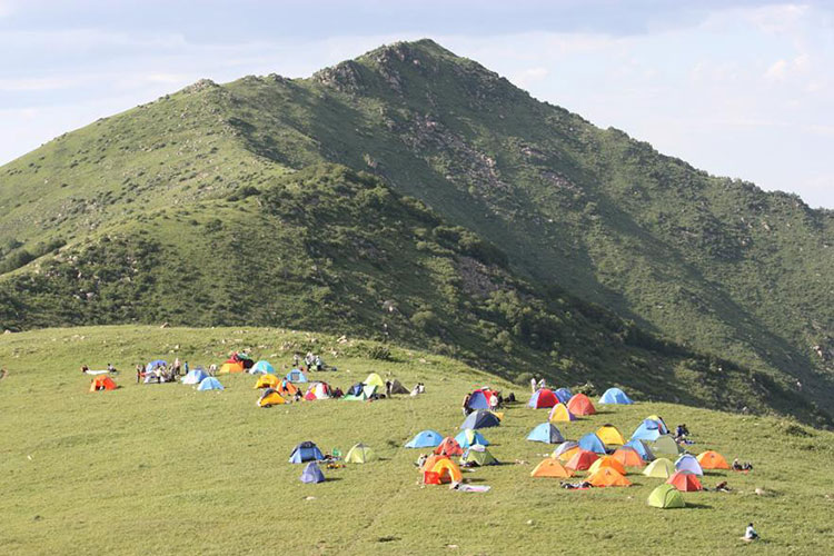 露营团建：海坨山谷“鞍部”可扎数百顶帐篷,是避暑纳凉数星星的绝佳地点_6
